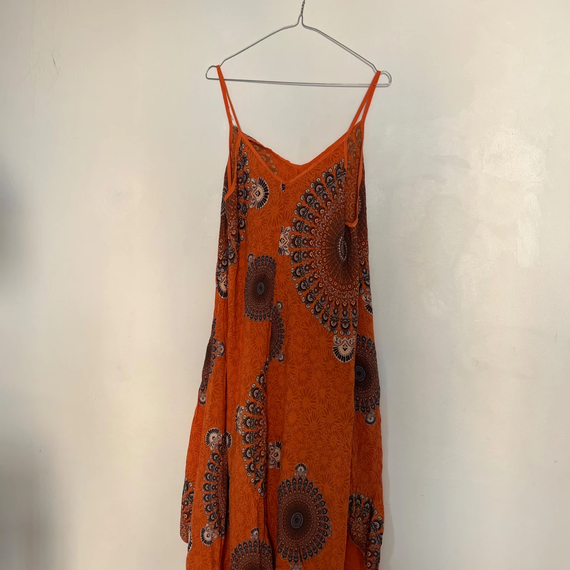 Orange långklänning/strandklänning med mönster - 1