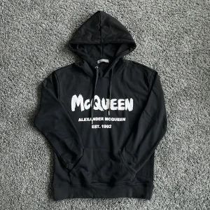 Alexander McQueen hoodie - En fet Alexander McQueen hoodie. Storlek S. Inga defekter, skick 9/10. Hör av er vid minsta fundering!💫