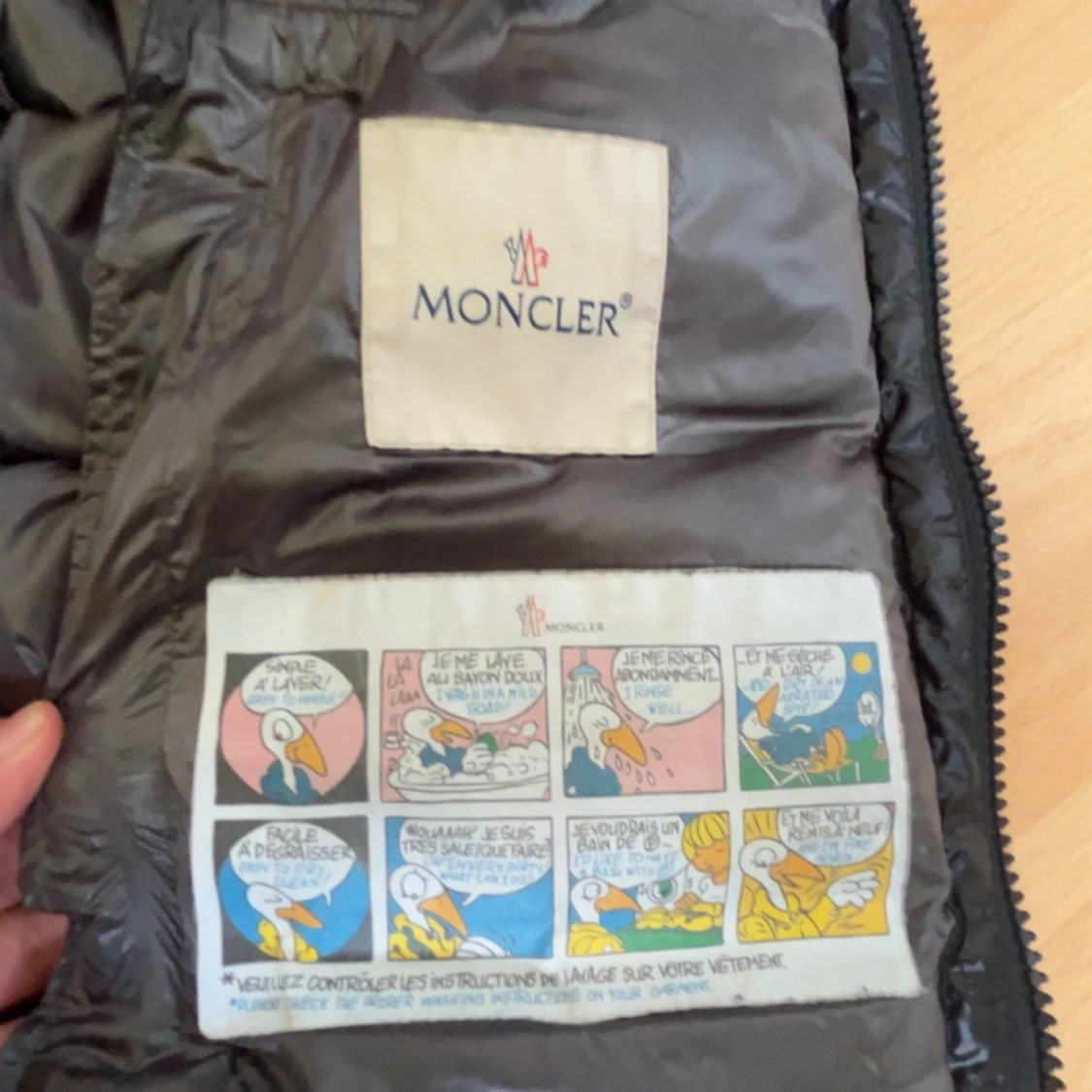 Svart dunväst från Moncler med huva - 4