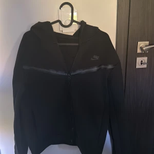 Nike tech tröja  - Svart Nike tech tröja  Storlek S