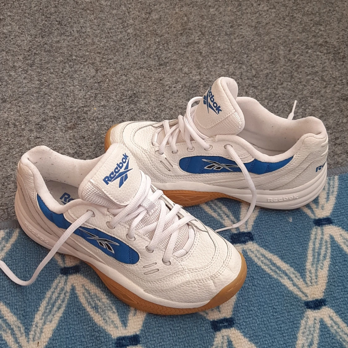 Vita och blå sneakers från Reebok