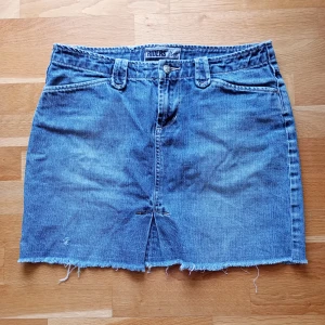 Vintage jeanskjol från Lee - En vintage klassisk blå jeanskjol från Riders by Leemed rå kant nertill och snygga bälthylsor och knappfickor. Uppskattar storleken till M/S🩷
