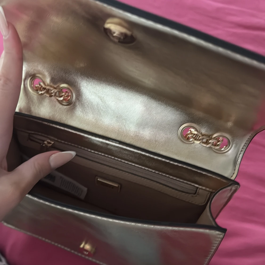 Guldig axelväska från Guess - 2