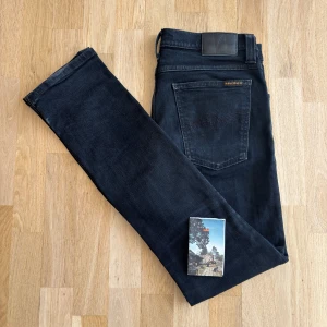 Nudie jeans - Säljer dessa snygga slim fit nudie jeans i umtmärkt skick i en riktigt snygg färg 😎 | Size: W30 L32 | Modell: Tube Kelly | Skick: 8/10 | Person: 183cm 62kg | Nypris: 1600 kr | Skriv vid minsta lilla fråga! 🗣️🗣️  Nudie jeans erbjuder också gratis lagningar och uppläggning av deras byxor, utan kvitto! 👍