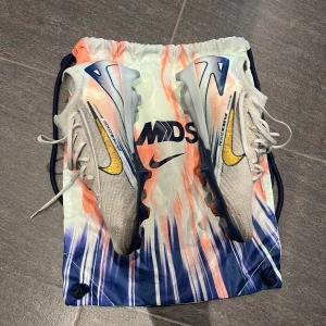 Nike Mercurial vapor 16 elite FG - Använda endast 3 träningar, köpta på Unisport för 3500kr. Storlek 44.