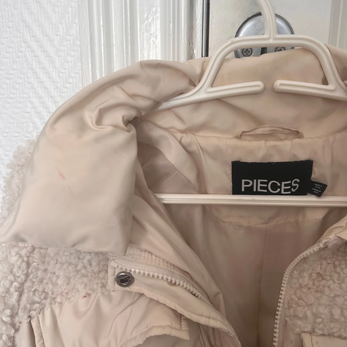 Beige teddyjacka med bälte från Pieces - 3