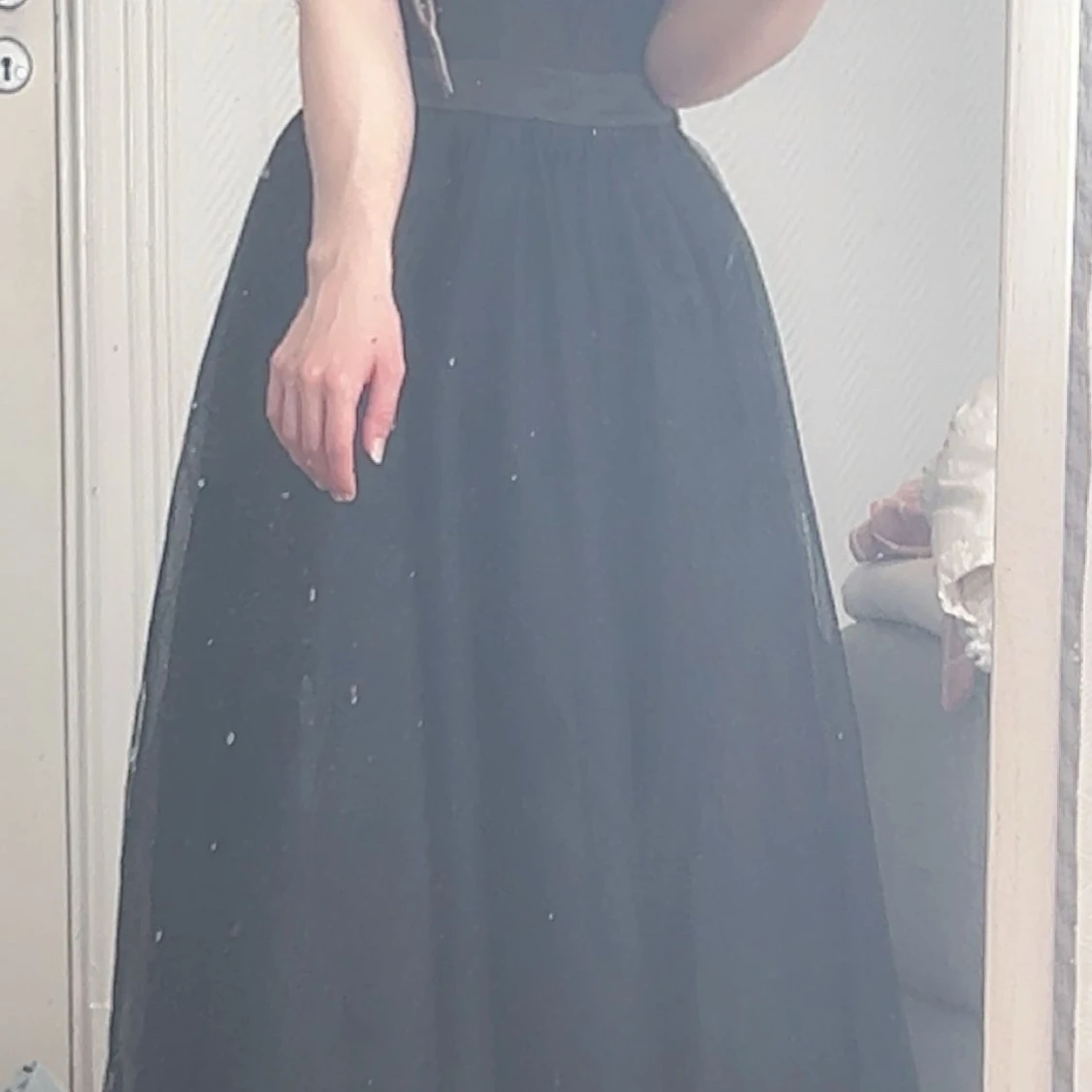 Svart långklänning med mesh och markerad midja - 1