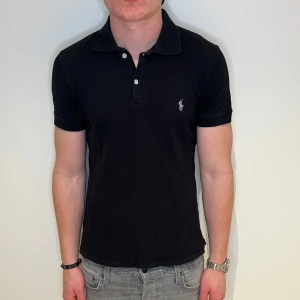 Ralph lauren piké - Ralph lauren piké | Skick: 9/10 | Size - M (passat S) | Fraktar via postnord eller instabox på köparens bekostnad | Hör av dig vid minsta fråga eller fundering // RDL