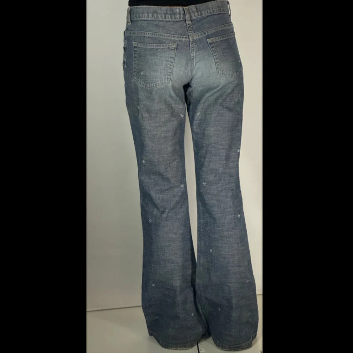 Blå/gråa loose bootcut jeans med ”slitningar” - 1