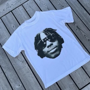 Polo G, lil tjay och kendrick lamar graphic t-shirt  - Kendrick Lamar, Polo G, Lil Tjay t-shirts tillgängliga i storlek S|M|L. Vår t-shirt är tillverkad av 100% bomullsmaterial. Betalning sker via antingen swish eller i Plick appen.