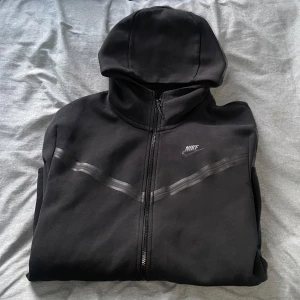 Svart herr Nike tech fleece  - Säljer denna svarta tech fleece åt min kille. Inga defekter☺️