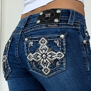 Miss me jeans - Äldre modell från Miss me I bootcut och låg midja💕 midjemått 74cm, innerben 85cm💕 har lite stretch. Obs svagt missfärgat på knät. Jag är 165  