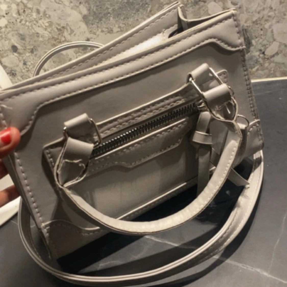 Grå axelväska med dragkedjedetalj - 2