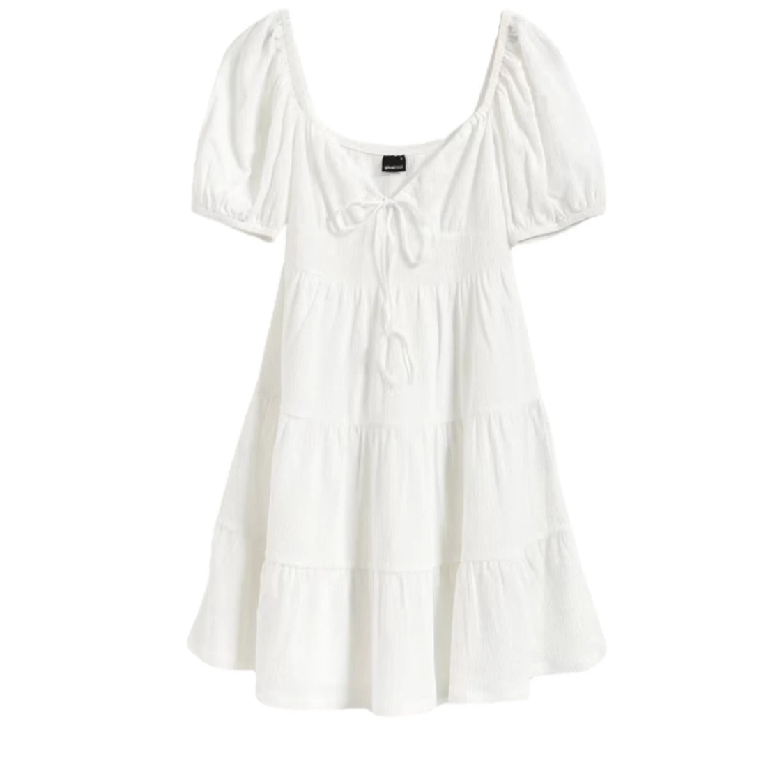 Vit miniklänning med puffärm och rosett