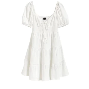 Vit miniklänning med puffärm och rosett - Supersöt vit miniklänning med puffärmar och knytdetalj. Normal passform, asskön och endast använd två gånger! Inga defekter 🎀Slutsåld på Gina, köpt för 400kr