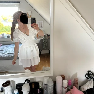 Vit sommarklänning  - Superfin vit kortklänning med v-ringning. Endast använd en gång och har inga fläckar eller defekter.