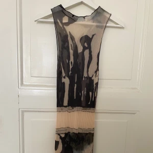 Genomskinlig långklänning med abstrakt mönster - Garderobsrensning pågår! 👗 Shoppa loss bland en massa fina plagg. Kika in på min sida, så kanske du hittar något mer du gillar!  Har du frågor om ett plagg? Tveka inte att höra av dig!  (OBS: Kan tyvärr inte ta bilder med plaggen på.)