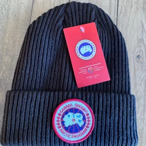 Svart Canada Goose mössa - Helt NY och priest kan diskuteras.