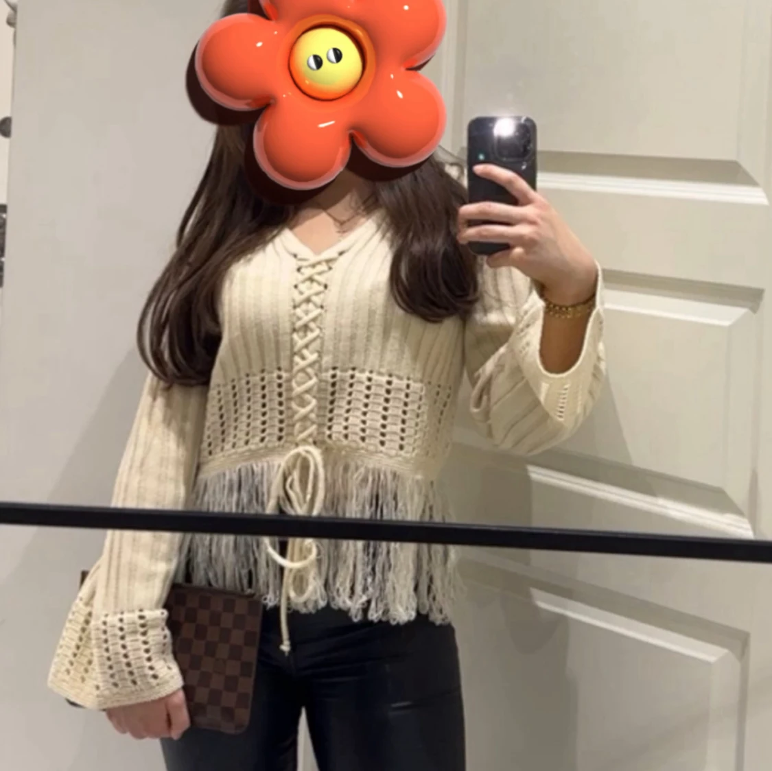 Beige stickad tröja med snörning och fransar