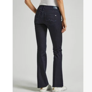 Mörkblå bootcut jeans från Pepe Jeans - Snygga mörkblå jeans från Pepe Jeans London i modellen ”low-rise flare fit jeans - pimlico. Jeansen har fem fickor, låg midja och subtila detaljer vid fickorna. Materialet är stretchigt jeans för en bekväm passform. Storlek: w24 l32. Nypris: 1079kr. Säljer för: 500kr. 