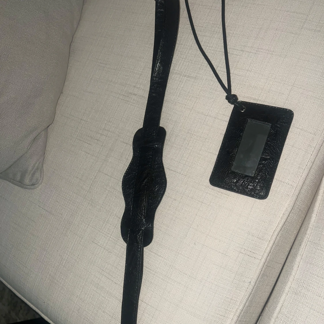 Väska med dragkedja och nitar - 91