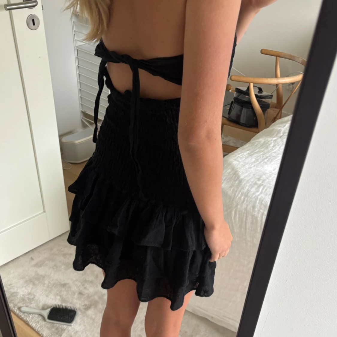 Svart kort klänning med snörning - 1