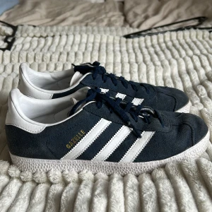 Adidas Gazelle  - Säljer ett par klassiska Adidas Gazelle sneakers i mörkblå mocka med vita detaljer. 💕💕