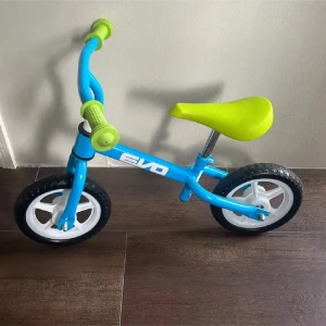 Gåcykel - En gåcykel i färgerna blå o grön. Har använts en gång den e alltså som ny. Köptes för 500kr. Max 20 kg på cykeln och inga bromsar. Kan mötas upp!