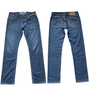 Jacob Cohën Jeans - Feta Cohëns i storlek 32! Dessa är i superbra skick utan defekter bortsett från ett mikroskåpiskt litet hål bakom knät. De är svala och perfekta i för sommaren. Midja: 41cm och Ytterben: 104cm. Hör av dig så fort du undrar något🙌 Utrymme för förhandling finns!!
