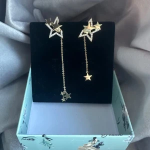 Ioaku Örhöngen - Såååå snygga guldörhängen från ioaku med stjärndetaljer, limited edition. Ändast använt fåtal gånger! Säljer även matchande ring. Skickas i lådan 💕