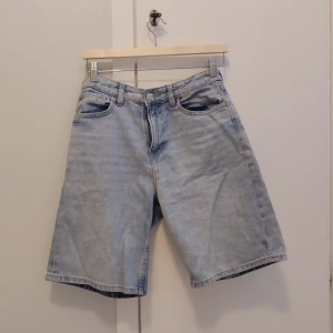 Snygga shorts / jorts ifrån h&m  - Snygga shorts / jorts från h&m i storlek 152, shortsen har en lösare eller mer baggy modell och slutar strax innan knäna, det finns lite slitage på fickorna där bak men är minimal och adderar bara till designen. Har även justerbar midja, se bild. Dessa är samma modell som de andra shortsen som ligger uppe på min profil, bara annan färg!Säljer då de blivit för små för mig! Pris kan såklart diskuteras och köparen står för frakt😻