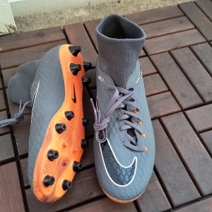 Fotbollskor Ag storlek 44 - Mycket bra skick