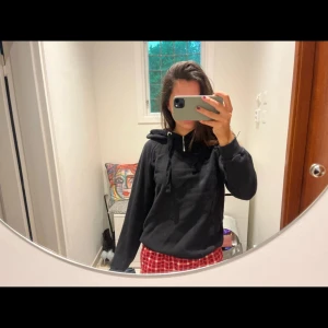 Svart hoodie med huva och snörning 🖤 - Perfekt inför hösten 🖤