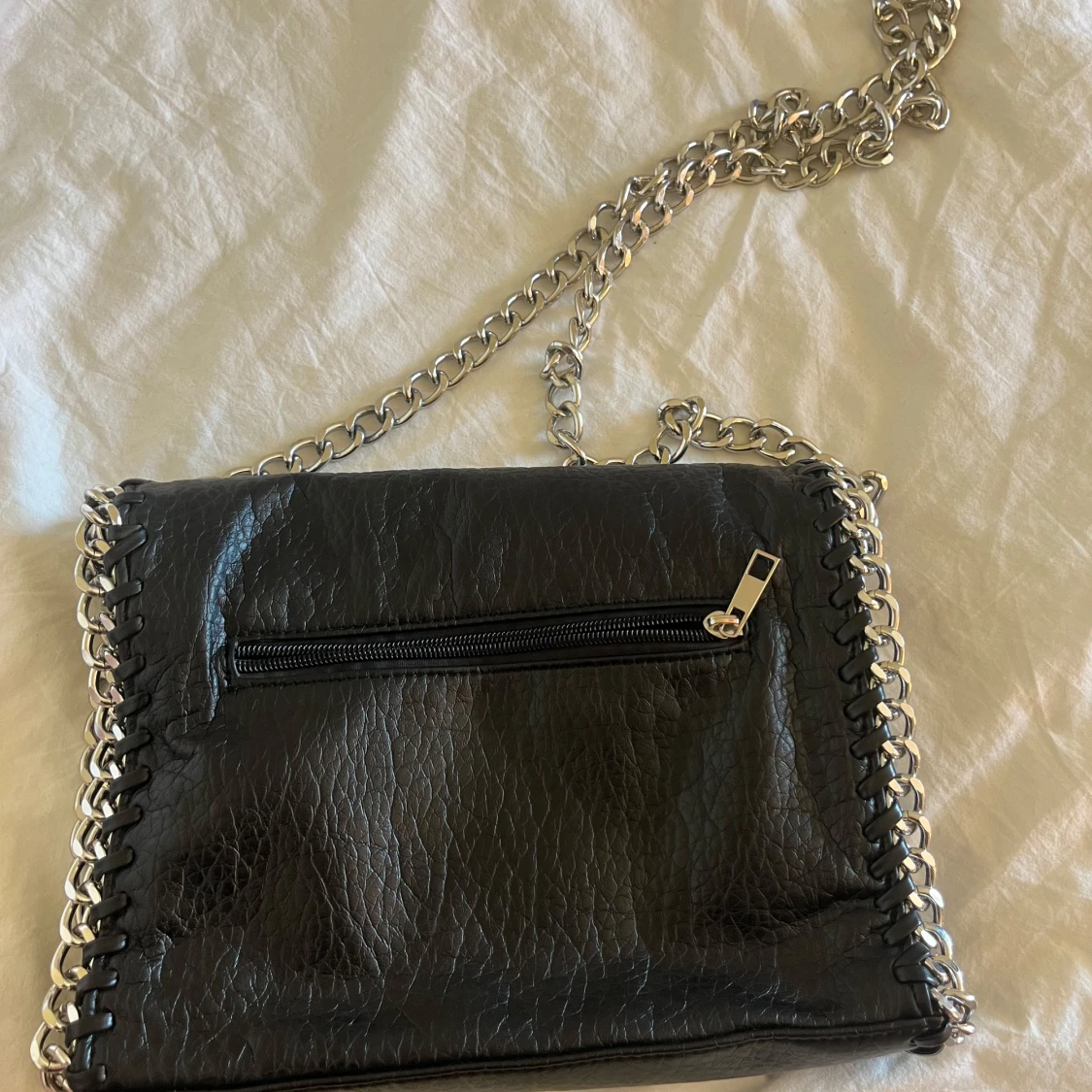 Svart axelväska med kedja från Tiamo - 1