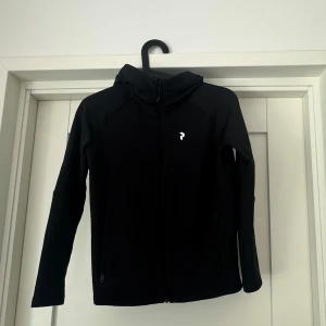 Peak performance zip hoodie - Fint skick inga defekter. Skön  att ha som vardagströja men även så är den perfekt att ha när man åker skidor då den är väldigt skön och varm!