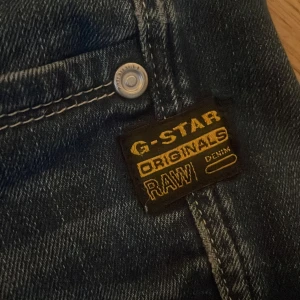 G-Star low waist Straight jeans blå - Säljer ett par G-Star low waist Straight jeans. Jätte snygga jeans å bra skick. 