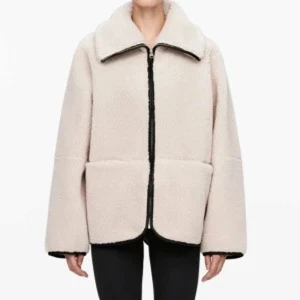 ARKET teddyjacka  - Teddyjacka från arket, storlek XS men oversized. Jätte fin använd få gånger då den inte kommit till användning helt enkelt. Köpt för 1600 ungefär🤍🤍