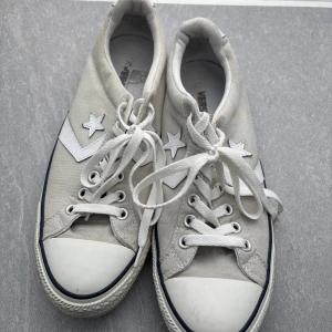 Gråa Converse - Säljer dessa då de ej passar mig. Använda två gånger, resterande tid har de legat i skohyllan.