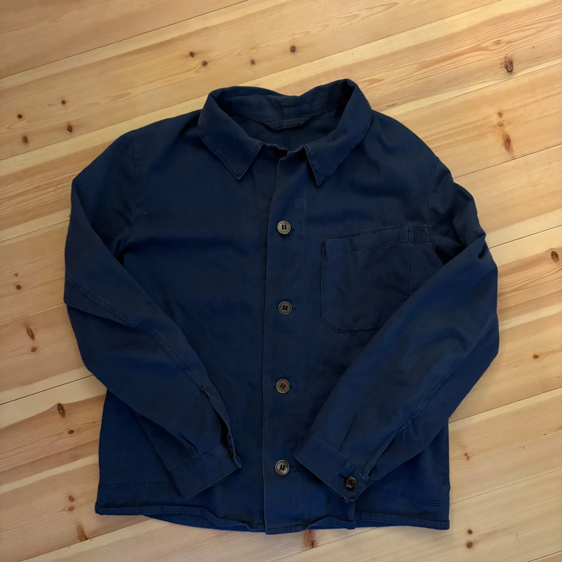 Mörkblå overshirt med knappar