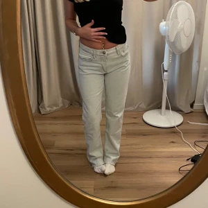 Ljusblå jeans  - Super snygga jätte ljusblå jeans från Zara! Mellan höga i midjan och raka i benen ❤️