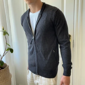 J.lindberg full zip M - Dubbel dragkedja, inga defekter. Modellen är 180,75 kg och bär M. Finns två fickor på varje sida med var sin dragkedja. Kom med frågor! 