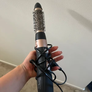  värme luftborste  -  perfekt efter duschen så den torkar håret och den ger fin volym och jag säljer den eftersom att jag har köpt dyson Annadagen hade jag rekommenderat denna