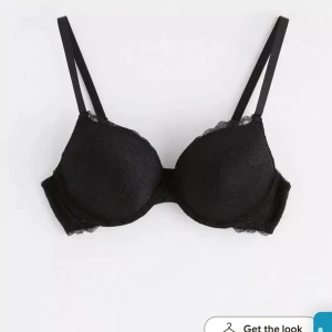 Svart spets bh - Push-up BH ”Linnea” från Lindex i svart med snygg spetsdetalj från Linnea. 