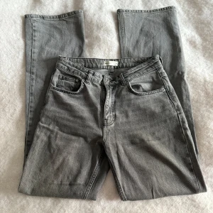 Gråa bootcut jeans - Från ginatricot, storlek 36. Se på bilden att de är en liten mörk grå fläck på knät men syns inte så mycket. Mid midja
