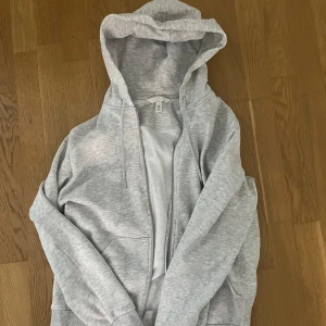 Ljusgrå hoodie med dragkedja - Säljer en ljusgrå hoodie från H&M i storlek M. Bra skick! Har inte använt så mycket🥰