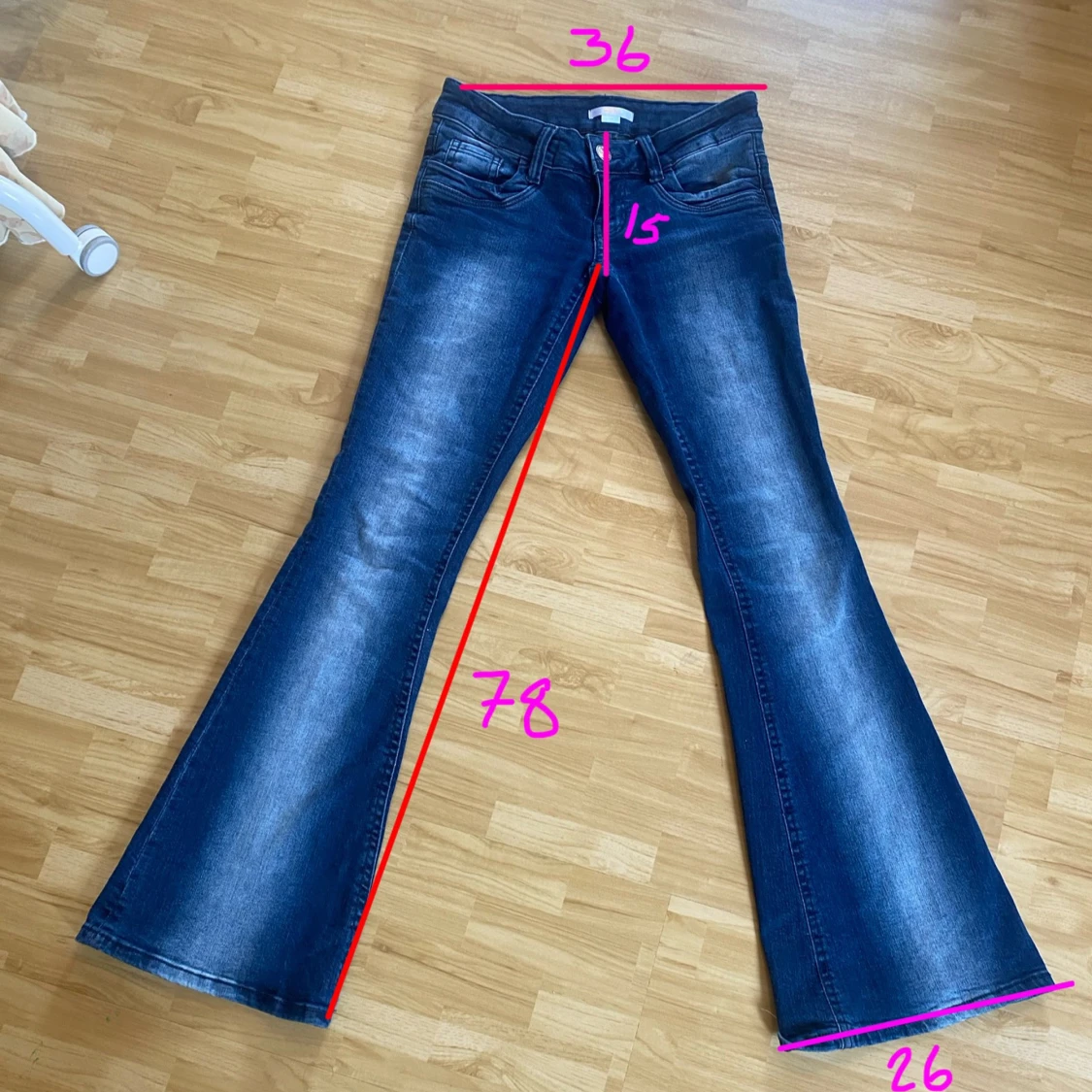 Blå bootcut jeans med utsvängda ben - 1