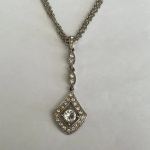 Halsband - Silverfärgat halsband med berlock💕