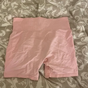 Ljusrosa tränings shorts  - Säöjer dessa snygga tränings shorts som inte kommer till användning! 