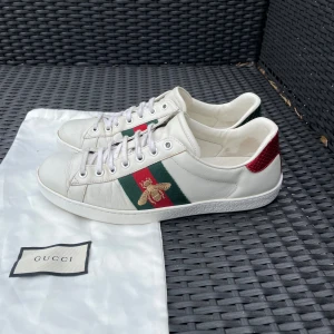 Gucci ace skor  - Säljer nu dessa snygga Gucci ace skor i uk 7 där dustbag ingår, skriv för fler bilder/frågor🙌🏼