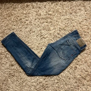 Replay anbass blå jeans herr slim fit  - Säljer ett par blå Replay Anbass jeans med slim  passform. Bra skick, inga  märkvärdiga anmärkningar förutom en liten minimal fläck (intr testat att ta bort). Storlek 30/32 mått kan såklart skickas vid osäkerhet. Postas antigen samma dag som köp eller dagen därpå. Kostar 400kr ifall man kan mötas🙌💯